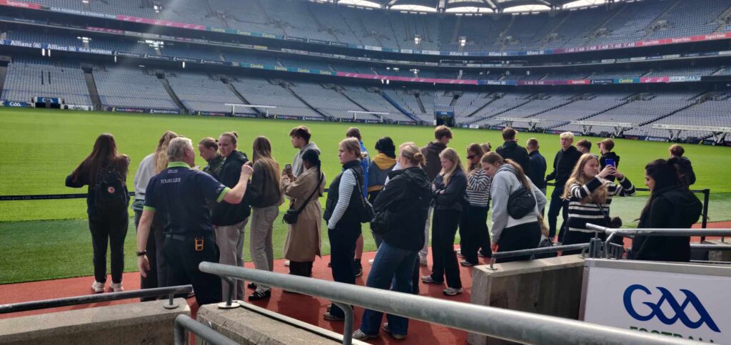 Elever på stadion i Dublin
